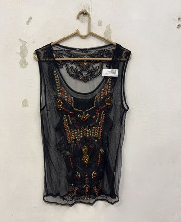 Schwarzes transparentes besetztes ärmelloses Top