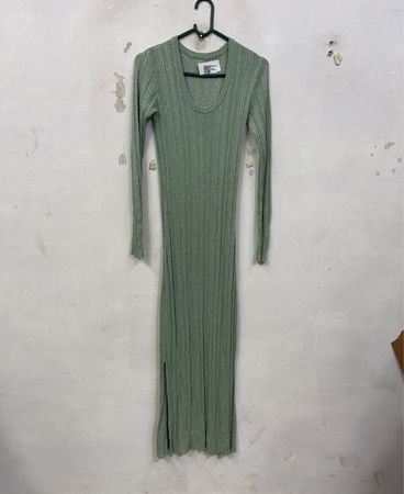 Grünes geripptes Maxi-Kleid mit seitlichem Schlitz