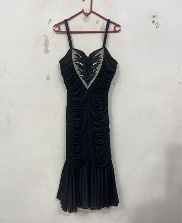 Schwarzes gerafftes Cocktailkleid mit Pailletten-Herzverzierung