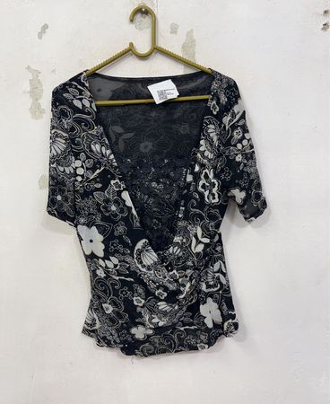 Schwarzes Mesh-Oberteil mit Blumenmuster und Spitzenbesatz