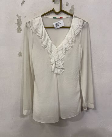 Weiße Rüschenbluse