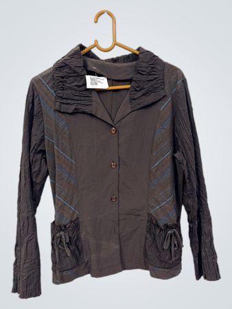 Braune, strukturierte Jacke mit blauen Streifen