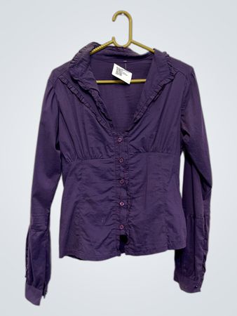 Lila Bluse mit Knopfleiste und Rüschen