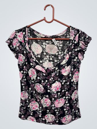 Schwarzes kurzärmeliges Oberteil mit Blumenmuster