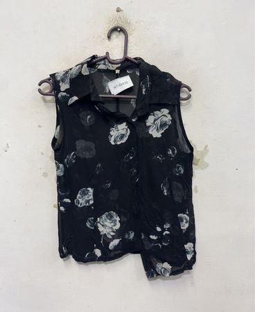 Schwarzes ärmelloses Hemd mit Blumenmuster