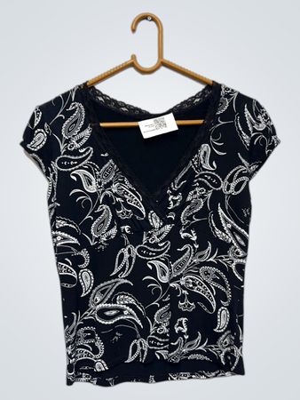 Schwarzes Paisley-Oberteil mit V-Ausschnitt und Spitzenbesatz