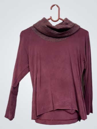 Bordeauxroter Rollkragenpullover