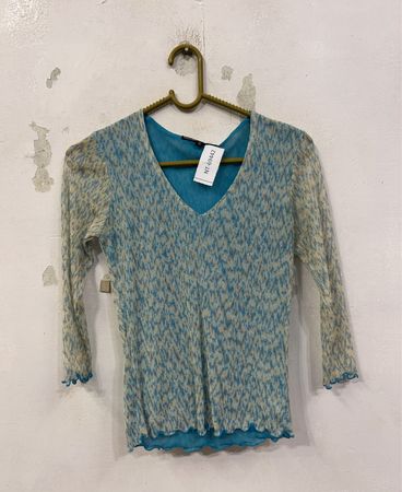 Therapy by Barbara Gerwit Blau und Beige gemustertes V‑Ausschnitt-Oberteil
