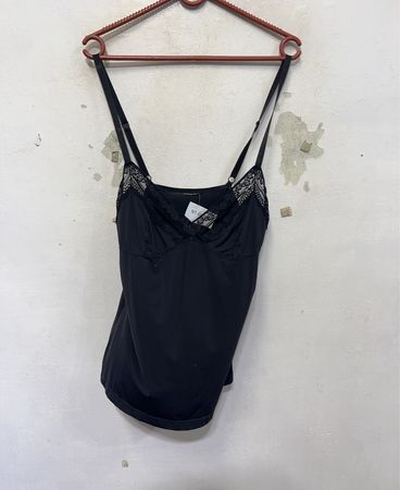 Schwarzes Top mit Spitzenbesatz