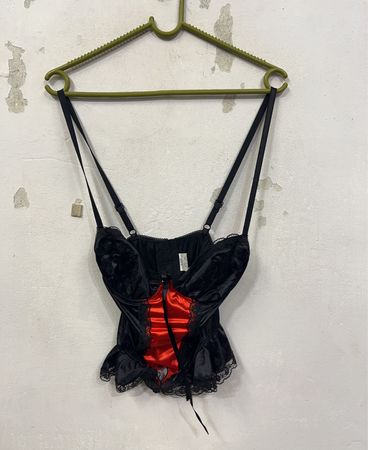 Schwarzer und roter Korsett mit Spitzenbesatz