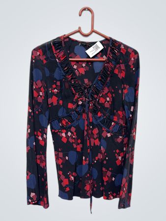 Schwarzes Langarmoberteil mit abstraktem roten und blauem Muster