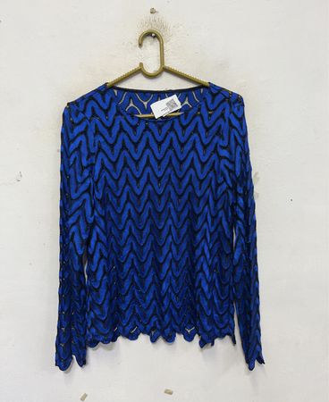 Blaues und schwarzes Chevron-Stricktop