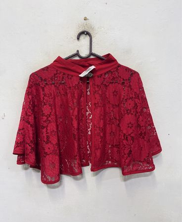 Mantello rosso in pizzo