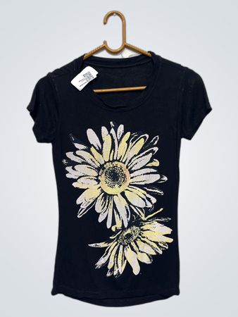 Schwarzes T‑Shirt mit Blumenmuster