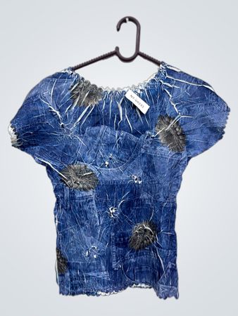 Blaues, gekrepptes T-Shirt mit Blumenmuster
