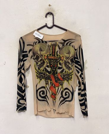 Langärmeliges Mesh-Oberteil mit Totenkopf- und Schwert-Print