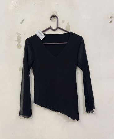 Schwarzes langärmeliges Mesh-Oberteil mit asymmetrischem Saum