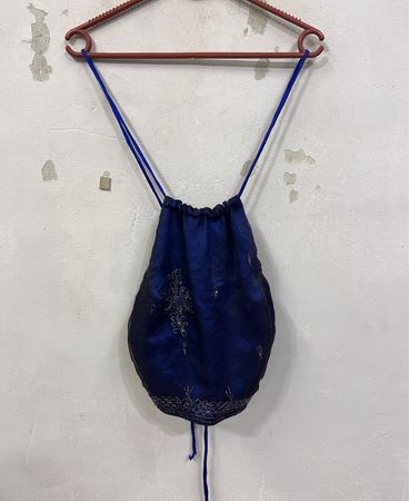Blaue Kordelzugtasche mit Stickerei
