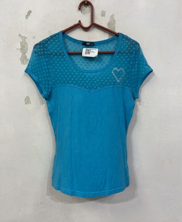 Blaues T-Shirt mit Herzdetail