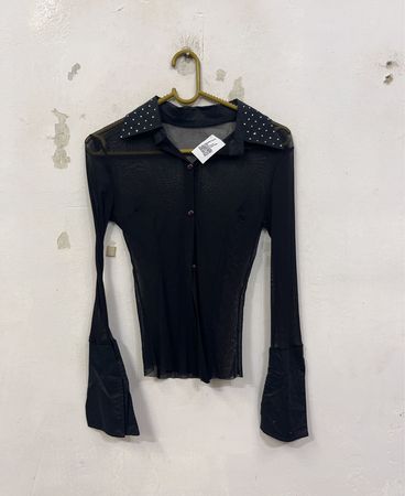 Schwarze Mesh-Bluse mit mit Nieten besetztem Kragen