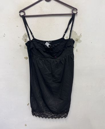 Schwarzes Camisole mit Spitzenbesatz