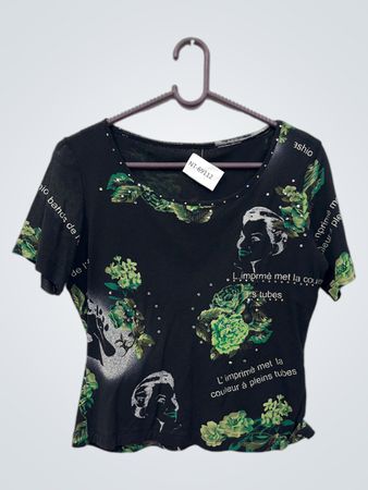 Schwarzes T-Shirt mit grünem Blumenmuster und Text