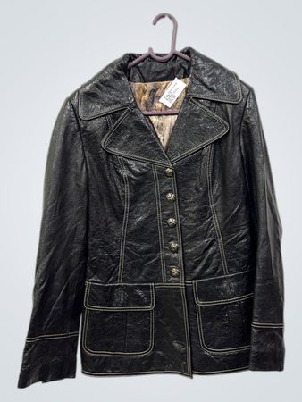 Schwarze Kunstlederjacke mit weißen Nähten