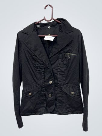 Schwarzer Blazer mit OC-100-Etikett