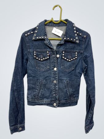 Jeansjacke mit Nieten