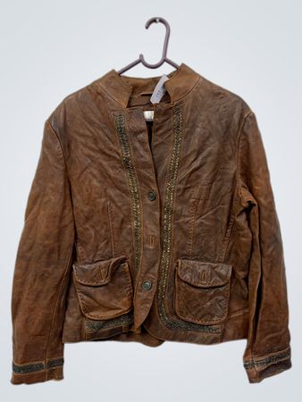 Braune Lederjacke mit dekorativem Besatz
