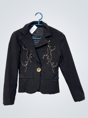 Schwarzer Blazer mit besticktem Detail