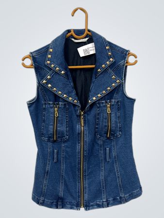 Jeansweste mit goldenen Nieten und Reißverschlüssen
