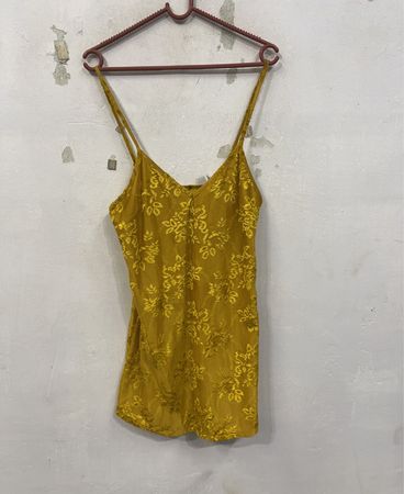 Gelbes blumiges Spitzencami-Top