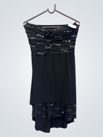 Schwarzes trägerloses Kleid mit Pailletten und Rüschen