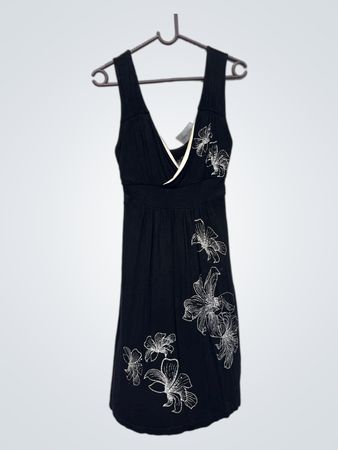 Jennifer Taylor schwarzes Kleid mit Blumenmuster