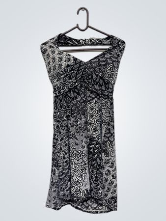 Schwarz-weiß gemustertes Kleid mit NSD-9958-Etikett