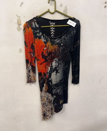 Langärmeliges Top mit abstraktem Print und Cut-out-Detail