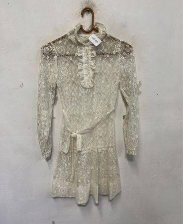 Weißes Spitzenkleid mit Rüschendetail vorn