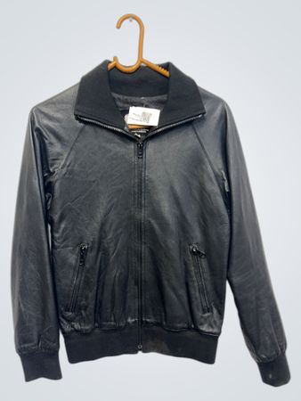 Schwarze Bomberjacke mit Löwenmotiv