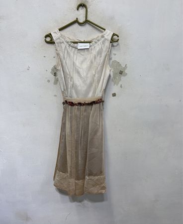 Ärmelloses Kleid in Creme und Beige mit verzierendem Gürtel
