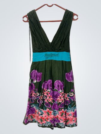 Desigual grünes knitterfreies V-Ausschnitt ärmelloses Kleid mit Blumenmuster und blauem Taillenband