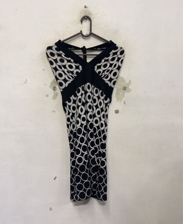 SUZY Damen Midikleid mit schwarz-weißem geometrischem Muster