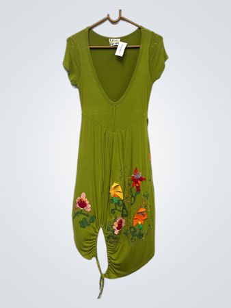 Grünes Kleid mit Blumenstickerei