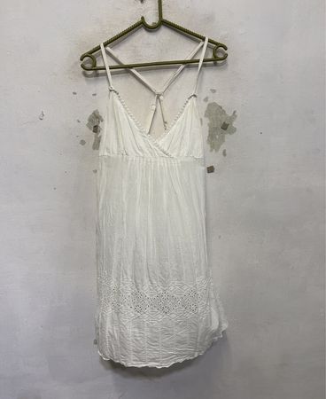 Weißes Lochspitzensommerkleid