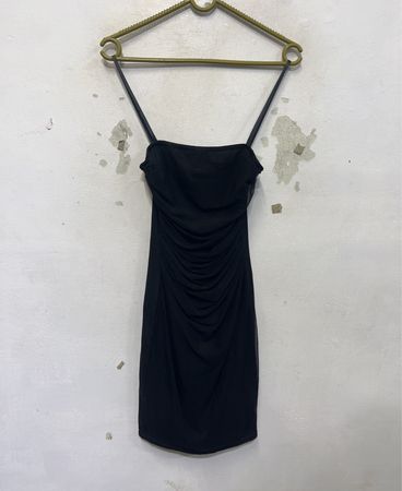 Schwarzes gerafftes Mesh-Kleid