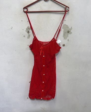 Rotes Spitzenkleid mit Knöpfen