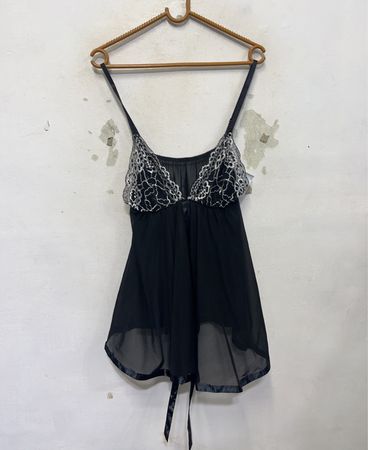 Schwarzes Babydoll-Negligé mit Spitzenbesatz