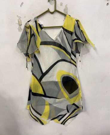 Transparente V‑Ausschnitt‑Bluse mit abstraktem Druck