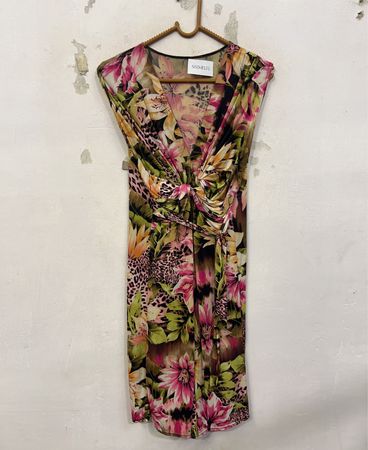 Damenkleid mit Blumenmuster und gedrehtem Vorderteil