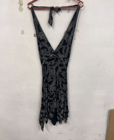 Schwarzes Neckholderkleid mit Paisley-Muster